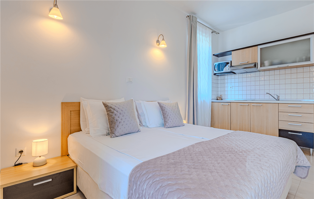 Studio apartment Crepsa 2